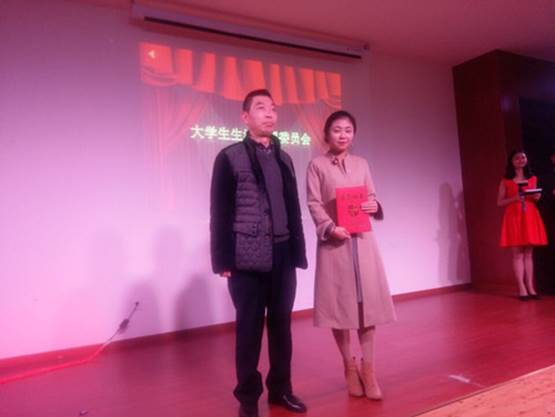评委与第一名寝室代表人合影_副本