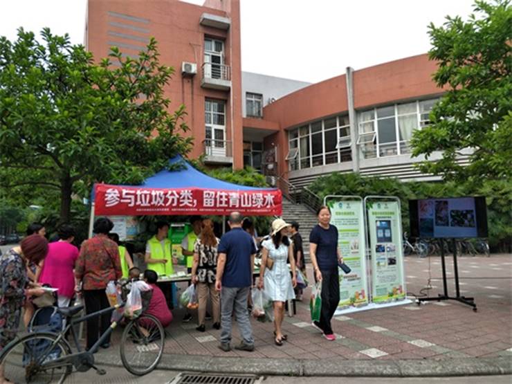 发放宣传资料