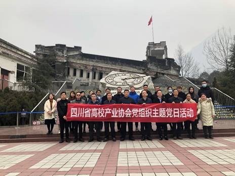 说明: 一群人站在建筑前 中度可信度描述已自动生成