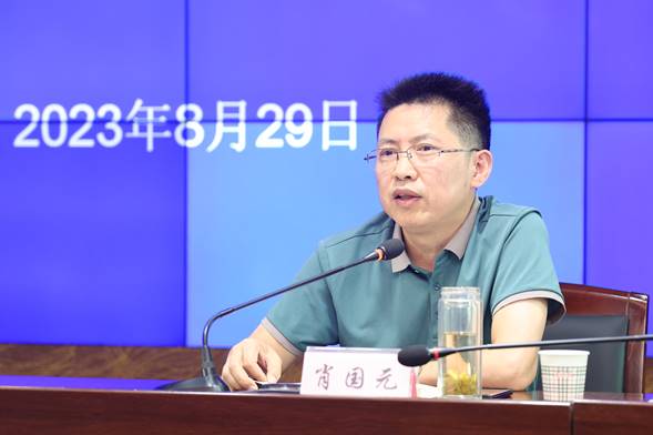 说明: 市纪委监委驻市教育局纪检组组长肖国元以廉政风险为出发点，就校园大宗物资采购、食堂承包、食品安全管理中容易出现的党风廉政问题进行分析并提出相应措施