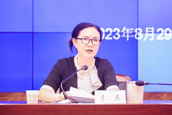 说明: 市教育局副局长李英总结上半年工作推进情况，充分肯定了所取得的成绩，客观指出了工作中存在的问题和不足，并对下一步校园食品安全及后勤保障工作提出要求。