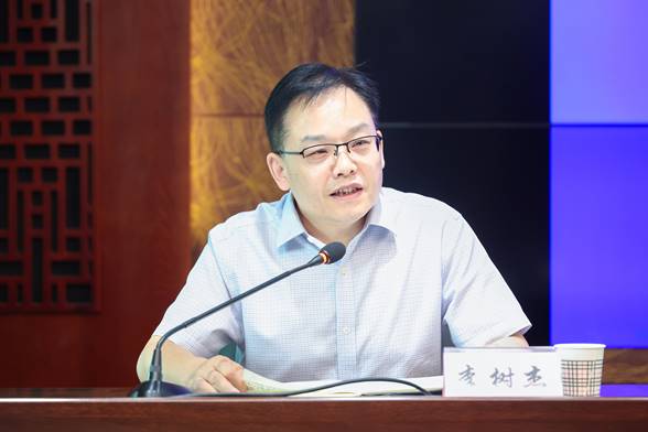 说明: 市食安办副主任，市场监督管理局党组成员、副局长李树杰解读国家市场监管总局、教育部、民政部、国家卫生健康委、国管局等五部门提出的集中用餐单位食品安全问题专项治理方案和省市场监督管理局、省教育厅、省纪委机关、省监察委员会等四部门关于联合开展学校食堂及承包经营企业食品安全专项排查整治行动工作方案，并就国家食品安全示范城市创建工作为与会人员作培训